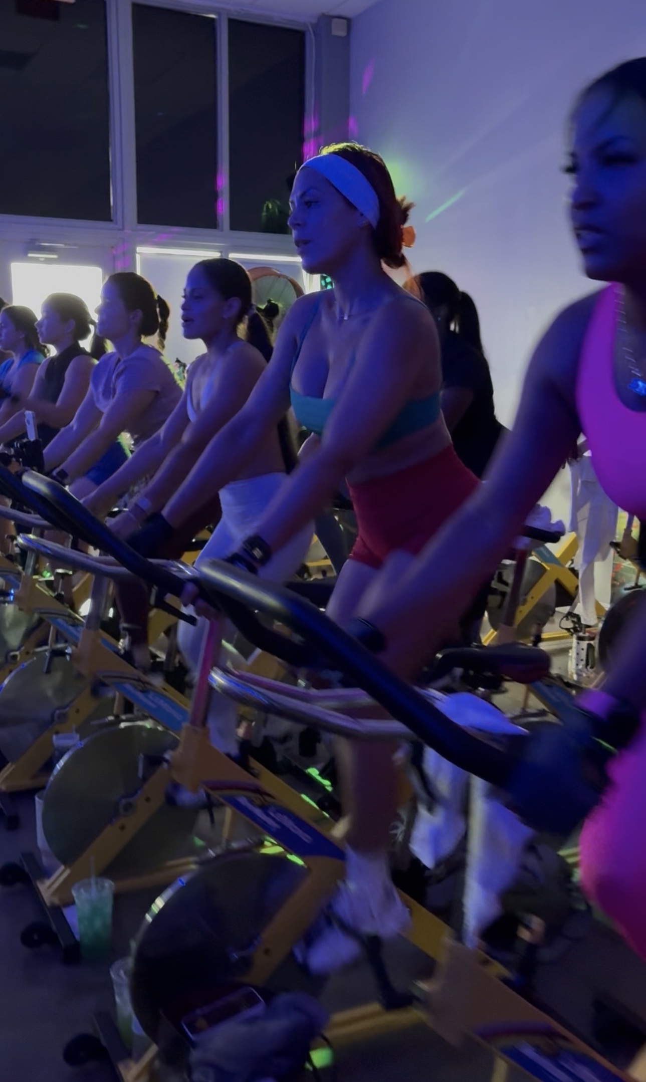 Clase de indoor cycling con luces neón
